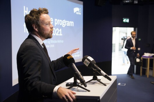 FRA MINERVA TIL MAKT: Et bilde som kanskje sier noe om Minervas betydning. Nikolai Astrup (til høyre) og Torbjørn Røe Isaksen var med på gjenopplivelsen av tidsskriftet tidlig på 2000-tallet. Femten år senere ser vi dem presentere Høyres nye partiprogram. Bildet er fra presentasjon av førsteutkastet i september 2016. FRA MINERVA TIL MAKT: Et bilde som kanskje sier noe om Minervas betydning. Nikolai Astrup (til høyre) og Torbjørn Røe Isaksen var med på gjenopplivelsen av tidsskriftet tidlig på 2000-tallet. Femten år senere ser vi dem presentere Høyres nye partiprogram. Bildet er fra presentasjon av førsteutkastet i september 2016.