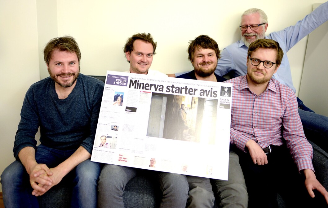 Dobbeltsiden fra Klassekampen henger på veggen hos Minerva. Fra venstre: Nils August Andresen, Mads Motrøen, Lars Akerhaug, Pål Mykkeltveit og Helge Øgrim (bak). Og ja: Det jobber kvinner her, men de hadde alle tatt ferie da Medier24 var på besøk. Dobbeltsiden fra Klassekampen henger på veggen hos Minerva. Fra venstre: Nils August Andresen, Mads Motrøen, Lars Akerhaug, Pål Mykkeltveit og Helge Øgrim (bak). Og ja: Det jobber kvinner her, men de hadde alle tatt ferie da Medier24 var på besøk.