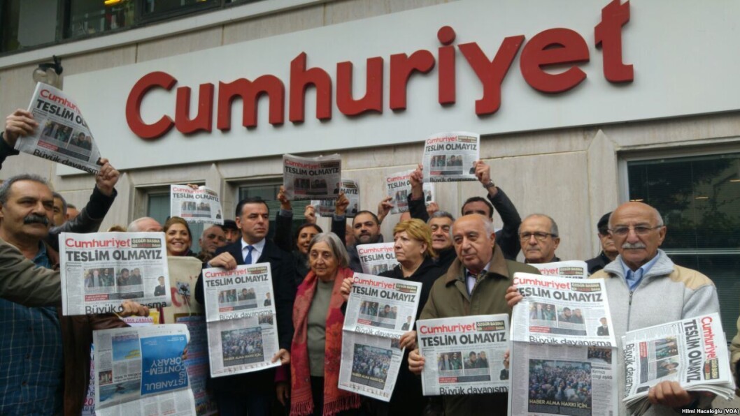 Flere reportere og andre protesterer mot fengslingen av journalister fra den tyrkiske avisen Cumhuriyet. Her fra en demonstrasjon i Şişli, İstanbul i november i fjor. Flere reportere og andre protesterer mot fengslingen av journalister fra den tyrkiske avisen Cumhuriyet. Her fra en demonstrasjon i Şişli, İstanbul i november i fjor.