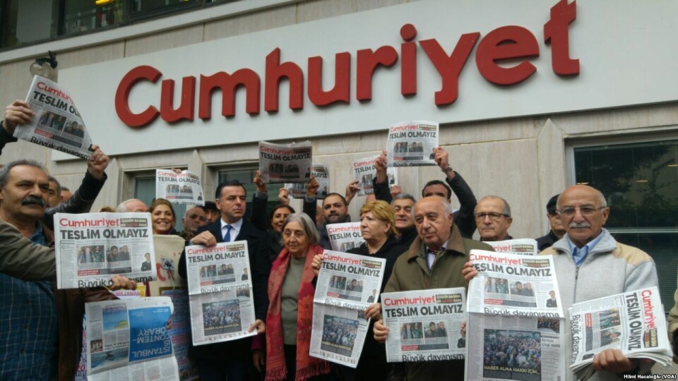 Flere reportere og andre protesterer mot fengslingen av journalister fra den tyrkiske avisen Cumhuriyet. Her fra en demonstrasjon i Şişli, İstanbul i november i fjor.