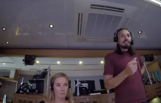 Billedprodusent Lars Erik Steffensen står og gir beskjeder til hele TV-crewet. Til venstre sitter Tonje Noss Gunnari på bildemiks.. Billedprodusent Lars Erik Steffensen står og gir beskjeder til hele TV-crewet. Til venstre sitter Tonje Noss Gunnari på bildemiks..