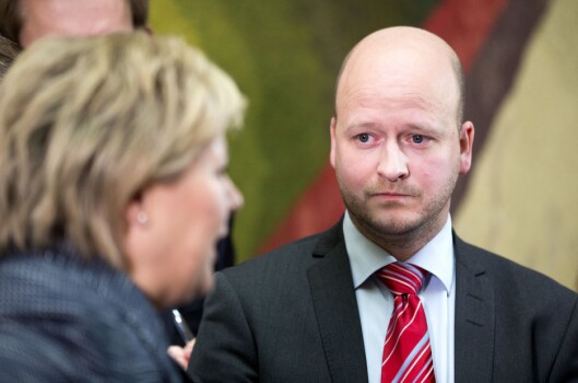 Sigbjørn Aanes under en pressekonferanse i Vandrehallen på Stortinget i 2013 sammen med den gang påtroppende statsminister Erna Solberg.. Sigbjørn Aanes under en pressekonferanse i Vandrehallen på Stortinget i 2013 sammen med den gang påtroppende statsminister Erna Solberg..