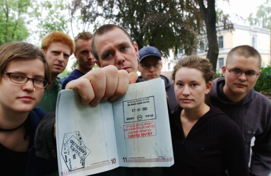 Den gang da: I 2002 demonstrerte sju nordmenn utenfor den israelske ambassaden etter at de ble nektet innreise. Lars Akerhaug på 20 år står helt til høyre i bildet.. Den gang da: I 2002 demonstrerte sju nordmenn utenfor den israelske ambassaden etter at de ble nektet innreise. Lars Akerhaug på 20 år står helt til høyre i bildet..