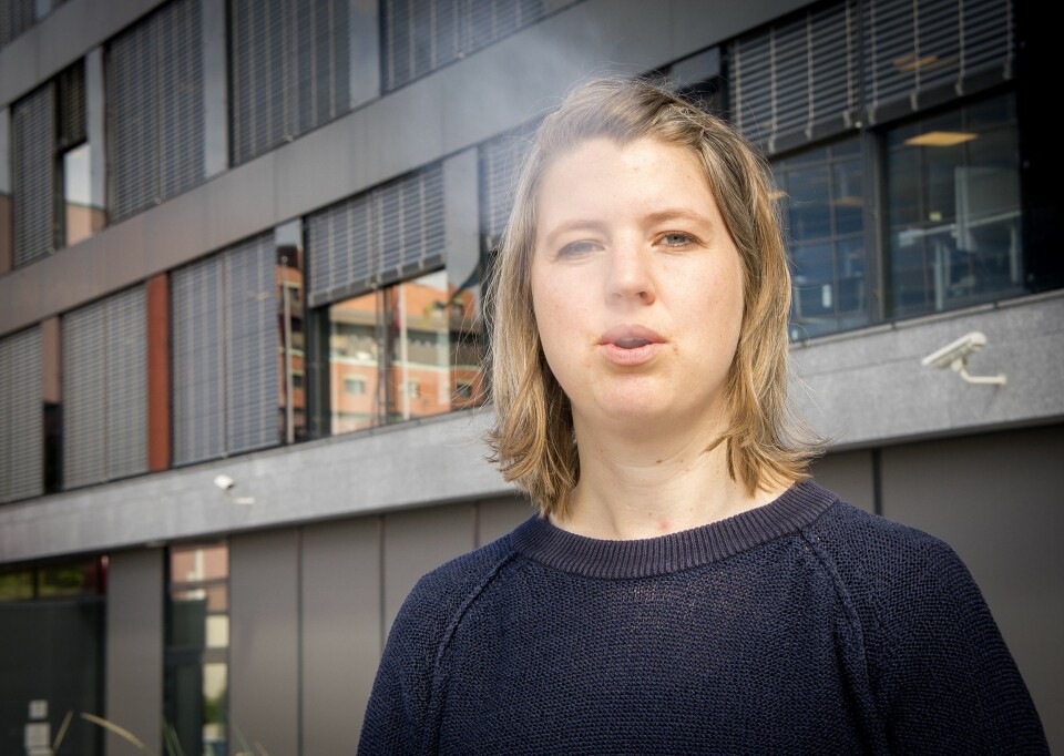 Journalist Cornelia Kristiansen i Dagbladet tar en pust i bakken utenfor avisens lokaler på Hasle.