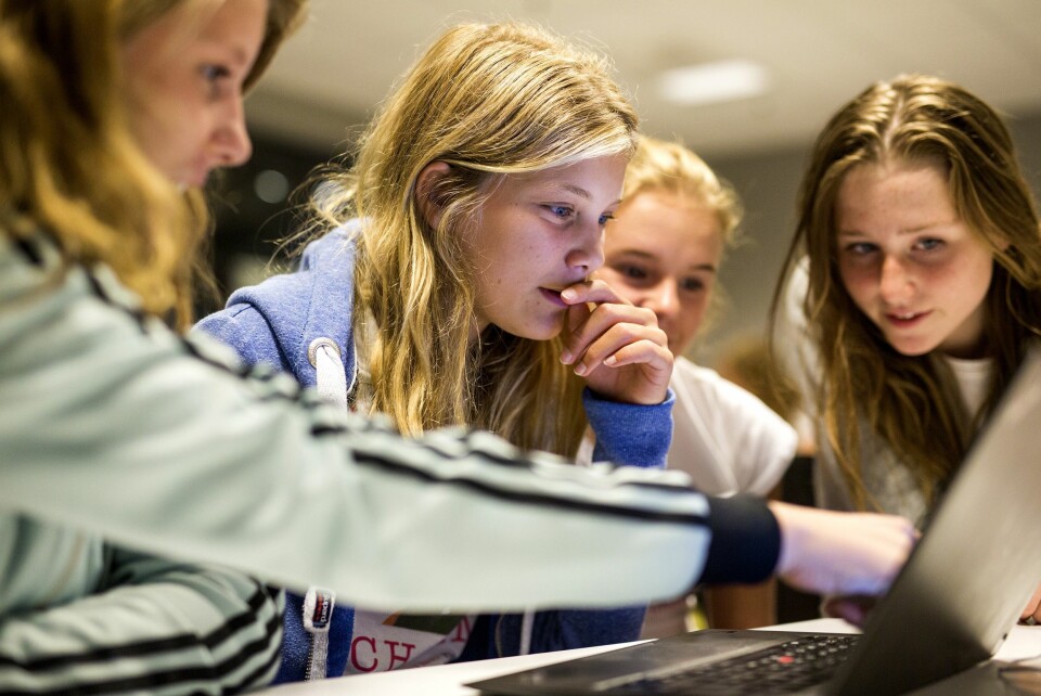 Julie Inez Weinholdt (13), Sunniva Myhre (13), Ingeborg Kinck Rannem (13) og Emilie Broch Eliassen (14) er oppslukt i roboten de skaper. Snart skal de spille mot de andre lagene.