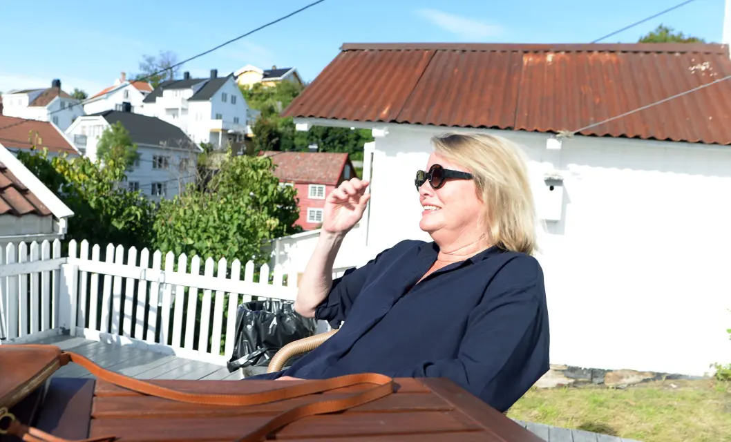 Marie Simonsen i solveggen på «Dagblad-huset» i Arendal sentrum. Marie Simonsen i solveggen på «Dagblad-huset» i Arendal sentrum.