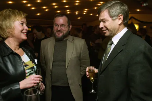 2003: Marie Simonsen som fersk politisk redaktør møtte blant andre statsminister Kjell Magne Bondevik på et jubileumsarrangement hos Nationen. 2003: Marie Simonsen som fersk politisk redaktør møtte blant andre statsminister Kjell Magne Bondevik på et jubileumsarrangement hos Nationen.