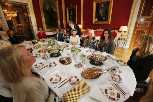 2014: Dronning Sonja inviterte til samtale om kvinners stilling innenfor kultur og media på Slottet. Marie Simonsen (t.v.) var blant deltakerne. 2014: Dronning Sonja inviterte til samtale om kvinners stilling innenfor kultur og media på Slottet. Marie Simonsen (t.v.) var blant deltakerne.