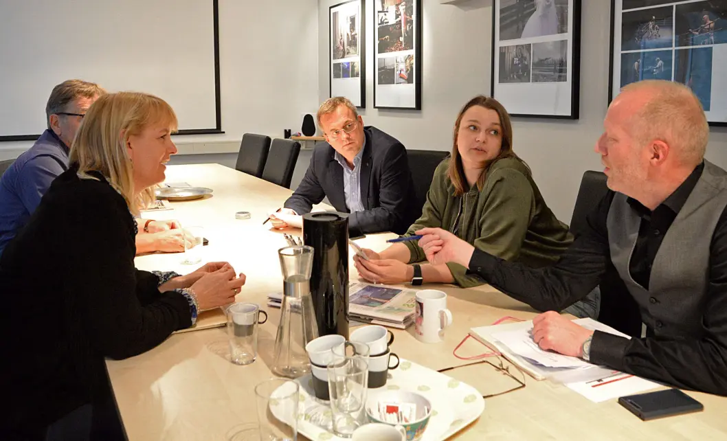 Mediebransjen utfordrer politikerne i Arendal. Bildet er fra en annen anledning tidligere i år - fra venstre: Administrerende direktør Randi S. Øgrey i MBL, rådgiver Trond Idås i NJ, adm. dir Per Brikt Olsen i Fagpressen, leder Hege Iren Frantzen i Norsk Journalistlag og leder Arne Jensen i Norsk Redaktørforening. Mediebransjen utfordrer politikerne i Arendal. Bildet er fra en annen anledning tidligere i år - fra venstre: Administrerende direktør Randi S. Øgrey i MBL, rådgiver Trond Idås i NJ, adm. dir Per Brikt Olsen i Fagpressen, leder Hege Iren Frantzen i Norsk Journalistlag og leder Arne Jensen i Norsk Redaktørforening.
