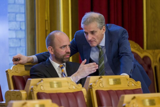 Arild Grande (AP) og Jonas Gahr Støre (AP) under debatten om å utsette slokking av FM-nettet i Stortinget i 2016.. Arild Grande (AP) og Jonas Gahr Støre (AP) under debatten om å utsette slokking av FM-nettet i Stortinget i 2016..