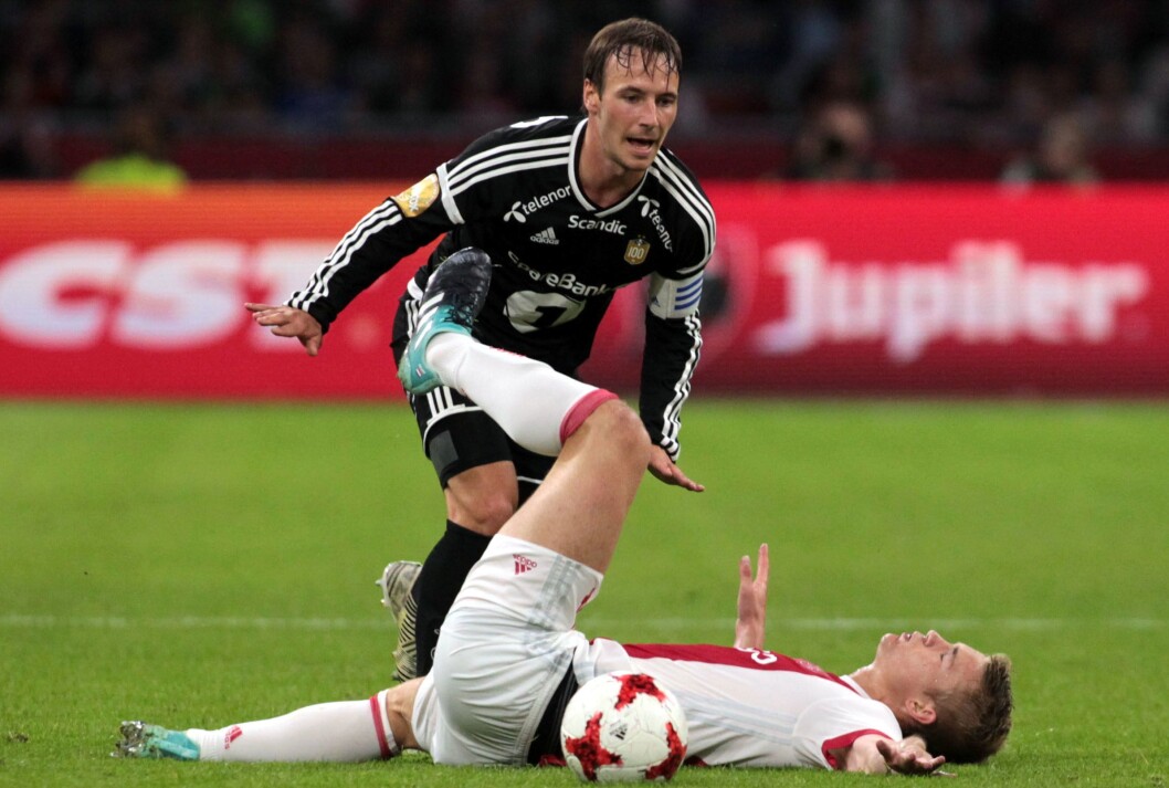 Mike Jensen (RBK) og Matthijs De Ligt (Ajax) under 1. kampen i 4. kvalifiseringsrunde til Europaligaen mellom Ajax og Rosenborg på Amsterdam Arena. Mike Jensen (RBK) og Matthijs De Ligt (Ajax) under 1. kampen i 4. kvalifiseringsrunde til Europaligaen mellom Ajax og Rosenborg på Amsterdam Arena.