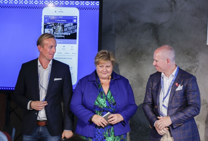 Facebook Norge har fått varsel om tvangsoppløsning på grunn av manglende revisor. Her fra da statsminister Erna Solberg (H) åpnet Facebook sitt kontor i Oslo i fjor vår. Country manager Rune Paulseth til høyre, Norden-sjef Martin Ingemannson til venstre.