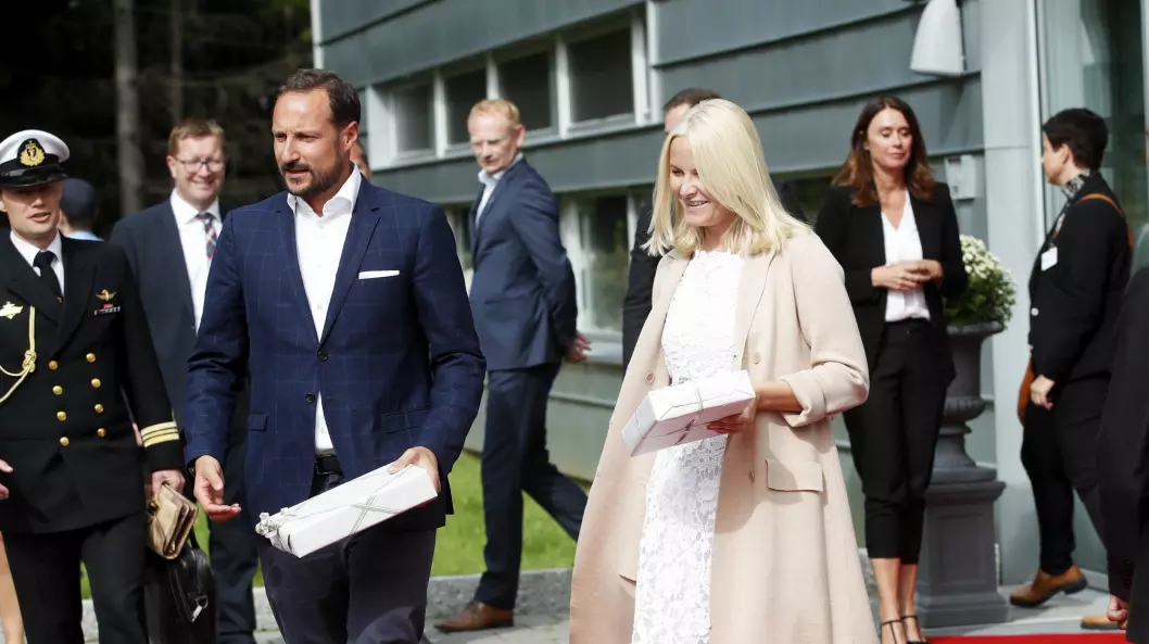 Kronprins Haakon og kronprinsesse Mette-Marit er med på festen når NTB markerer 150 år torsdag.  Her fra et besøk på en dronebedrift i Halden onsdag denne uka.