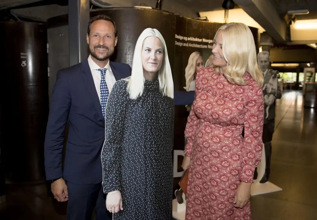 Kronprins Haakon og kronprinsesse Mette-Marit i to utgaver på NTBs jubileumsfest torsdag ettermiddag. Originalen til høyre. Kronprins Haakon og kronprinsesse Mette-Marit i to utgaver på NTBs jubileumsfest torsdag ettermiddag. Originalen til høyre.