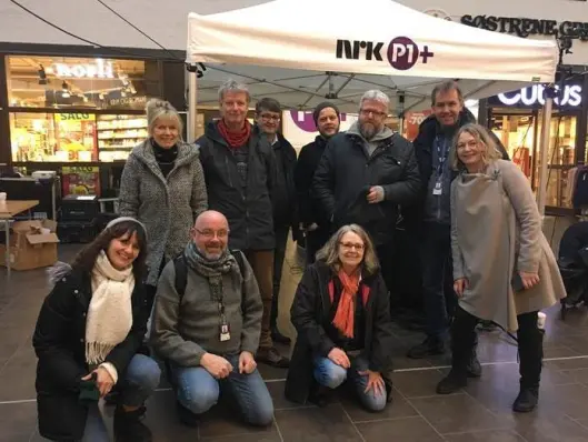 Dette ble tatt (under stratskuddet for NRK av FM-nettet) i Bodø 11. januar i år. Da sendte P1+ live. Fra venstre nederst: Karin Johanne Wetlesen, Jørgen Aune Hagen, Tone Rieber-Mohn. Øverst til høyre: Gunvor Hals, Erik Baanerud, Viggo Valle, Frode Lagesen (teknikk), Hans-Petter Jacobsen, Henning Olstad, Line Gevelt Andersen.. Dette ble tatt (under stratskuddet for NRK av FM-nettet) i Bodø 11. januar i år. Da sendte P1+ live. Fra venstre nederst: Karin Johanne Wetlesen, Jørgen Aune Hagen, Tone Rieber-Mohn. Øverst til høyre: Gunvor Hals, Erik Baanerud, Viggo Valle, Frode Lagesen (teknikk), Hans-Petter Jacobsen, Henning Olstad, Line Gevelt Andersen..