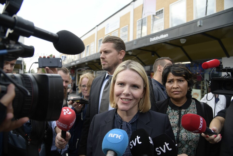 Norges innvandrings- og integeringsminister Sylvi Listhaug snakker journalister etter et besøk på medborgarkontoret i bydelen Rinkeby i Stockholmm.