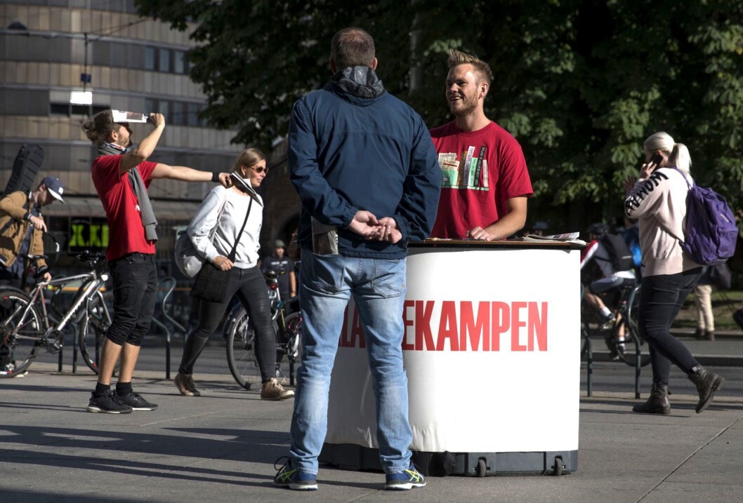 Morten Aanvik (t.v.) og Matthias Hannisdal selger Klassekampen ved Stortorvet i Oslo sentrum. Morten Aanvik (t.v.) og Matthias Hannisdal selger Klassekampen ved Stortorvet i Oslo sentrum.