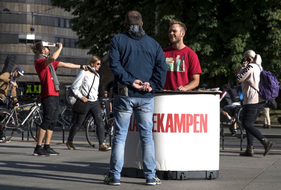 Morten Aanvik (t.v.) og Matthias Hannisdal selger Klassekampen ved Stortorvet i Oslo sentrum. Morten Aanvik (t.v.) og Matthias Hannisdal selger Klassekampen ved Stortorvet i Oslo sentrum.