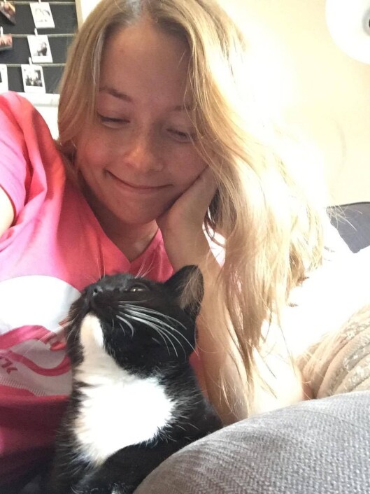 Journalist og vaktsjef Hanne Christin Våge i NRK P3 med en av kattene.. Journalist og vaktsjef Hanne Christin Våge i NRK P3 med en av kattene..