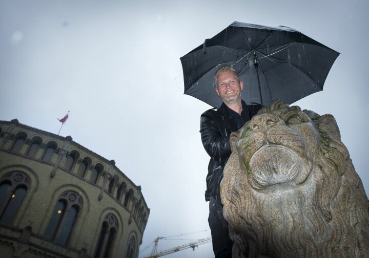 Satiriker, komiker og forfatter Svein Vathne foran Stortinget.