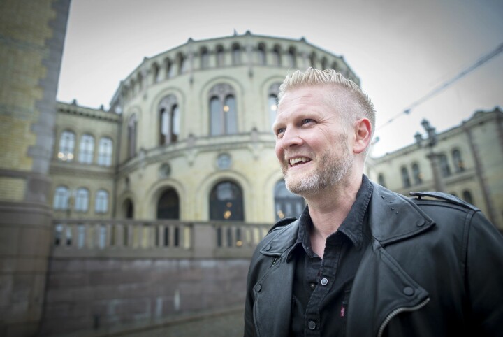 Satiriker, komiker og forfatter Svein Vathne foran Stortinget.