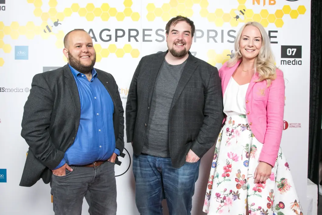 Medier24 på Fagpresseprisene i vår, fra venstre: Redaktør og daglig leder Gard L. Michalsen, vaktsjef og journalist Erik Waatland og kommersiell leder Julie Hansson Tangen. Medier24 på Fagpresseprisene i vår, fra venstre: Redaktør og daglig leder Gard L. Michalsen, vaktsjef og journalist Erik Waatland og kommersiell leder Julie Hansson Tangen.