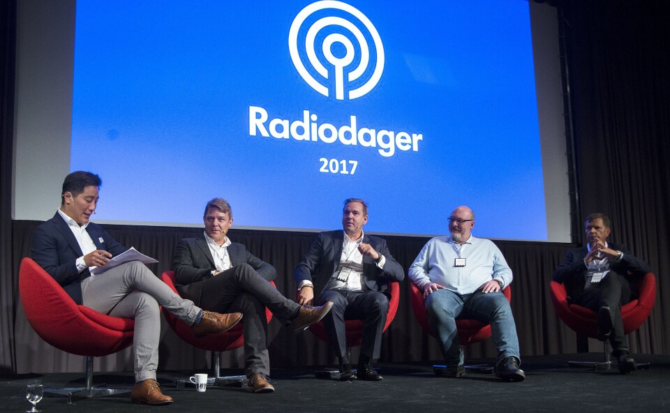 Fra den store radioduellen i 2017 under Radiodager. Fra venstre: Programleder Fredrik Solvang, P4-sjef Kenneth Andresen, Bauer-sjef Lasse Kokvik, radiosjef Jon Branæs i NRK og daværende styreleder Svein Larsen i Norsk Lokalradioforbund. Fra den store radioduellen i 2017 under Radiodager. Fra venstre: Programleder Fredrik Solvang, P4-sjef Kenneth Andresen, Bauer-sjef Lasse Kokvik, radiosjef Jon Branæs i NRK og daværende styreleder Svein Larsen i Norsk Lokalradioforbund.