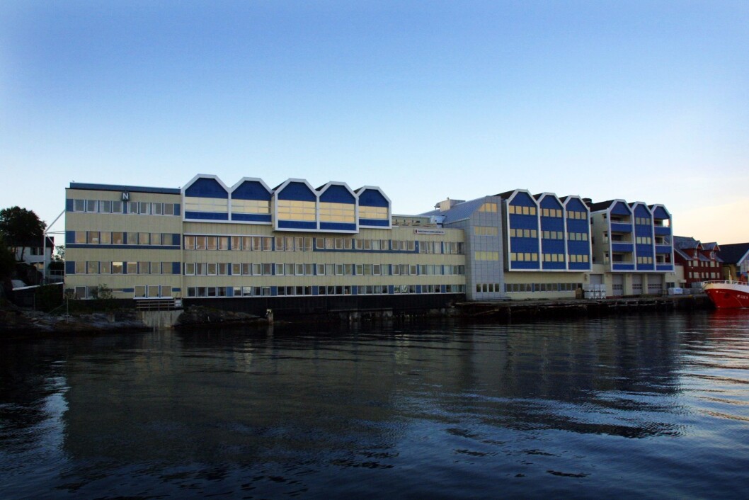 I alt ønsker 35 folk å jobbe som kommunikasjonsrådgiver i Brønnøysundregistrene. Eksteriørbilde av Brønnøysundsregisteret fra sjøsiden. I alt ønsker 35 folk å jobbe som kommunikasjonsrådgiver i Brønnøysundregistrene. Eksteriørbilde av Brønnøysundsregisteret fra sjøsiden.