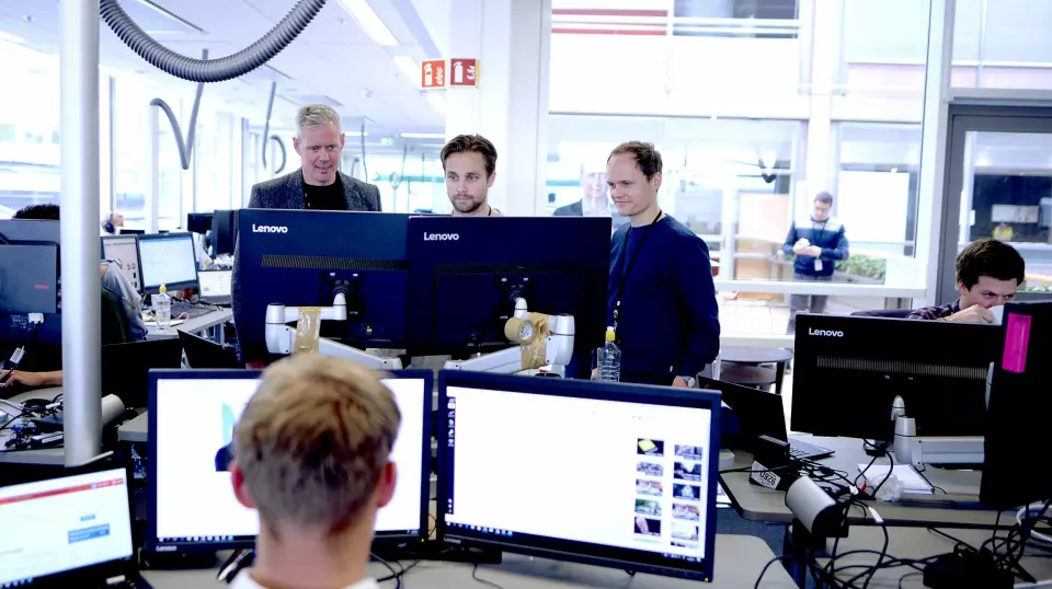 Ole Martin Skaug (i midten) er nyhetssjef for minE24. Her flankert av redaktør og direktør Per Valebrokk (t.v.) og nyhetssjef Andreas Fosse .