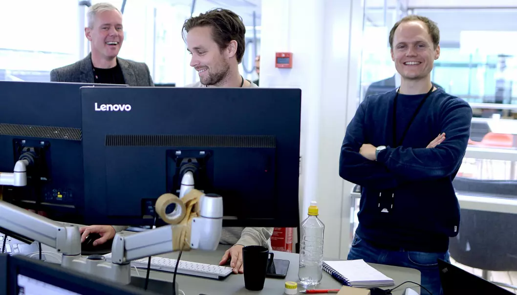 Ole Martin Skaug (i midten) avbildet på E24-desken i 2017 med daværende redaktør Per Valebrokk og nyhetssjef Andreas Fosse, da de lanserte minE24.