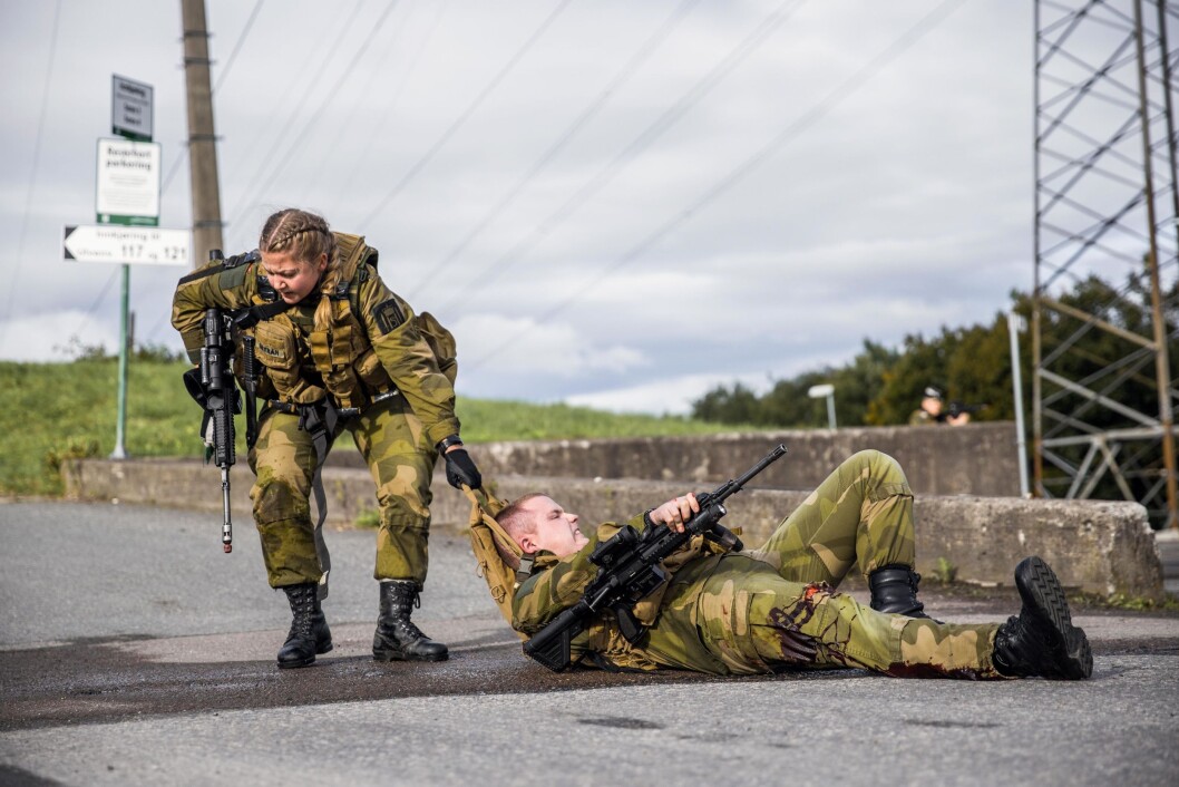 Tirsdag 19. september 2017 skrev flere norske medier at Hæren hadde senket de fysiske kravene for å rekruttere flere kvinner. Årsaken til at kravene justeres er ikke kjønnsrelaterte, men en nødvendighet for å harmonisere kravene til øvrige militære tester, skriver Hæren. Illustrasjonsfoto Tirsdag 19. september 2017 skrev flere norske medier at Hæren hadde senket de fysiske kravene for å rekruttere flere kvinner. Årsaken til at kravene justeres er ikke kjønnsrelaterte, men en nødvendighet for å harmonisere kravene til øvrige militære tester, skriver Hæren. Illustrasjonsfoto