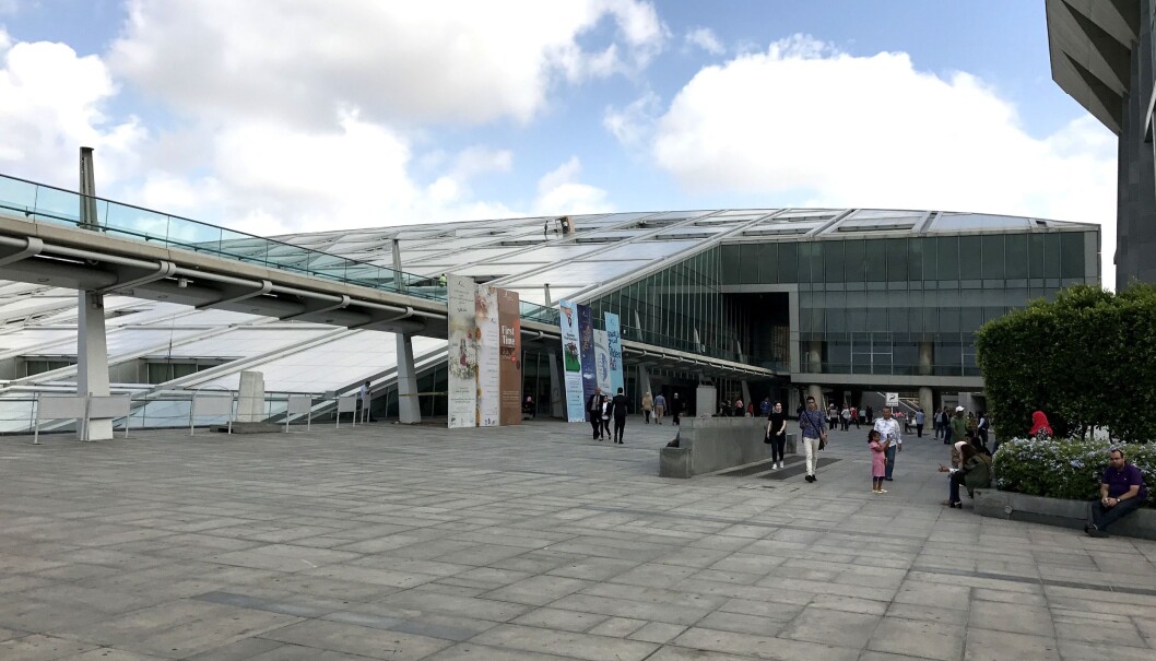 KULTURSENTRUM: Biblioteca Alexandrina fra 2003 har ambisjoner om å være en moderne institusjon som er kapabel til å møte utfordringene i en digital tid, og først og fremst være et senter for intellektuell debatt, en møteplass for verdens folk og sivilisasjoner. Jo. På sitt vis bør dette være ambisjonene også for bibliotekene i Kirkenes, Namsos og Sarpsborg. KULTURSENTRUM: Biblioteca Alexandrina fra 2003 har ambisjoner om å være en moderne institusjon som er kapabel til å møte utfordringene i en digital tid, og først og fremst være et senter for intellektuell debatt, en møteplass for verdens folk og sivilisasjoner. Jo. På sitt vis bør dette være ambisjonene også for bibliotekene i Kirkenes, Namsos og Sarpsborg.