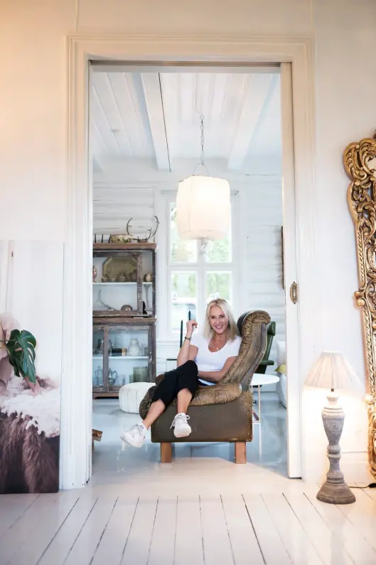 FOTOSHOOT: Den tidligere sjefredaktøren vet alt om å ta bilder og gjør seg foran kameraet. Hun er vant til å ha full kontroll og vil helst velge ut bilder selv. Men det fikk hun nok ikke. FOTOSHOOT: Den tidligere sjefredaktøren vet alt om å ta bilder og gjør seg foran kameraet. Hun er vant til å ha full kontroll og vil helst velge ut bilder selv. Men det fikk hun nok ikke.
