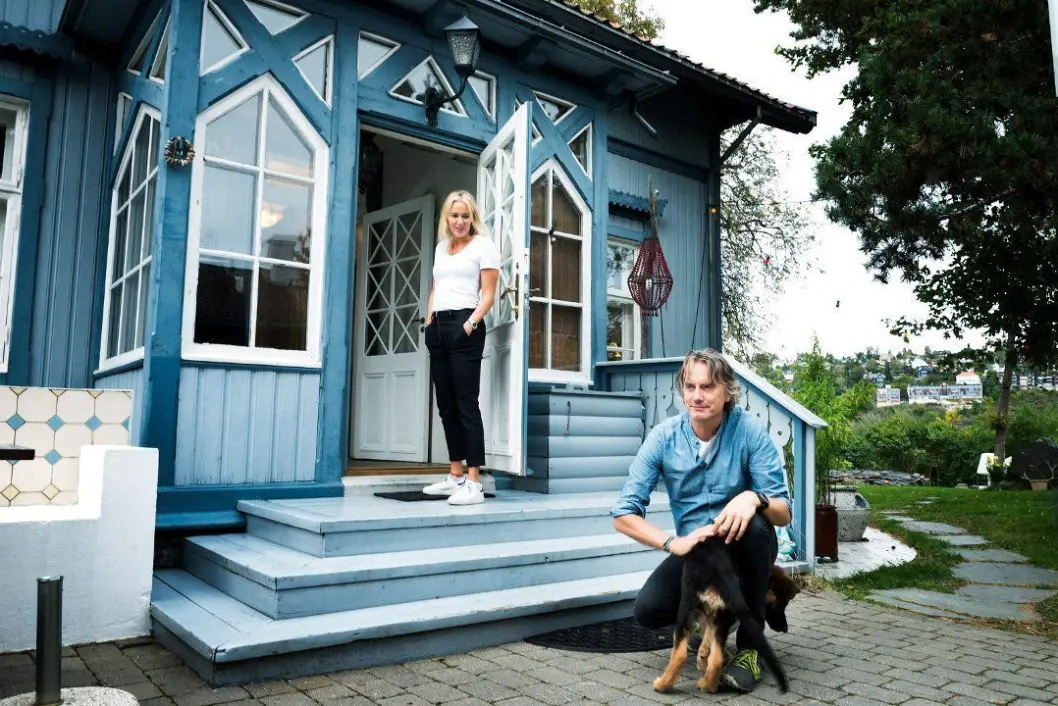 PAR I HJERTER: Valpen Leo kom inn i familien for en måned siden, og det etter at datteren Helena hadde underskrevet en kontrakt om at den er kun hennes ansvar. Gjyri Helén kan styre seg for familiens nye medlem, mens ektemannen Sigmund Vegheim er solgt. PAR I HJERTER: Valpen Leo kom inn i familien for en måned siden, og det etter at datteren Helena hadde underskrevet en kontrakt om at den er kun hennes ansvar. Gjyri Helén kan styre seg for familiens nye medlem, mens ektemannen Sigmund Vegheim er solgt.