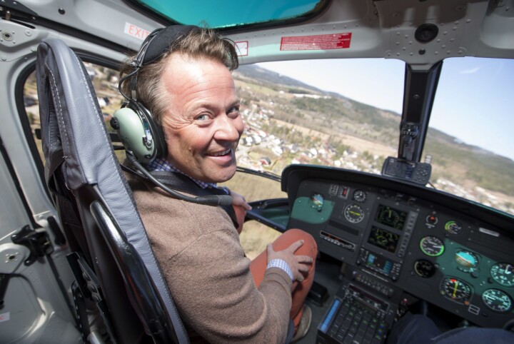 Arne Hjeltnes - her under «Fly med oss» for noen år siden, et annet program som fikk kritikk for rolleblanding.