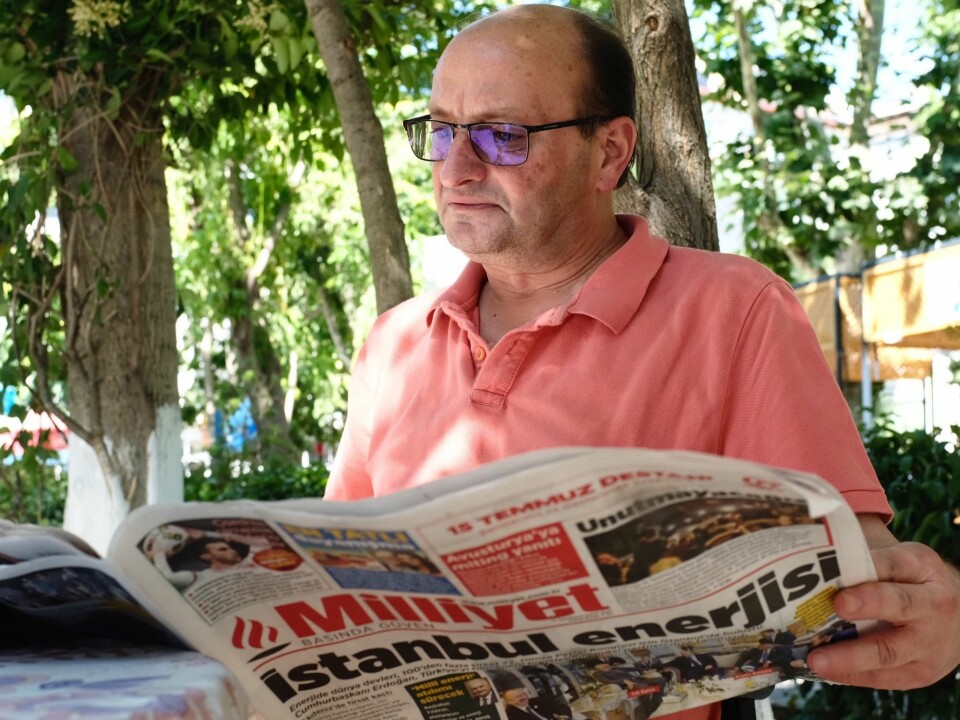 Journalist Cem Oner forteller at tyrkiske journalister alltid har følt et press fra staten eller eierne. Generaler kan også iblant bli sjefredaktør. Her leser Öner avisen Millyet på en kafé i Istanbul.