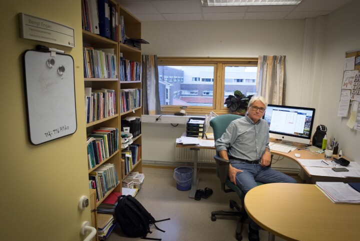 Førsteamanuensis Bengt Engan på sitt kontor ved Nord universitet.