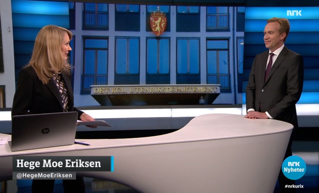 Programleder Hege Moe Eriksen i NRK Urix intervjuer avtroppende utenriksminister Børge Brende. Programleder Hege Moe Eriksen i NRK Urix intervjuer avtroppende utenriksminister Børge Brende.