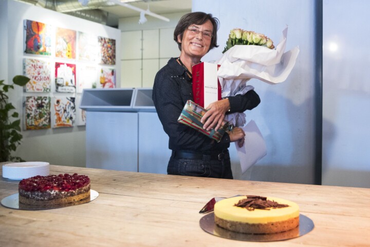 Helen Vogt ble tirsdag takket av i NTB - med kake på jobb og blomster til å ta med seg hjem.