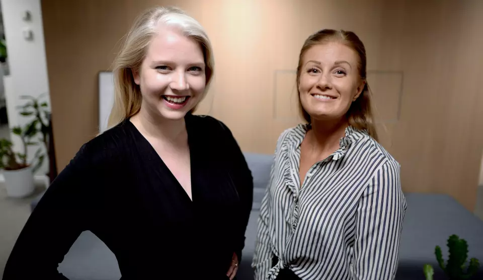 Maren Aas Nakken og Anette Johnsrud Rasmussen snakker på Mediekonferansen fredag.