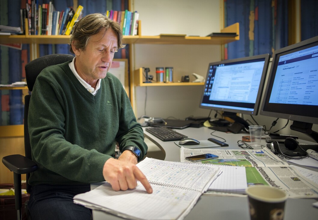 Sportsjournalist Knut Befring i Oppland Arbeiderblad går gjennom notatene sine til en lokalkamp i fotball. Sportsjournalist Knut Befring i Oppland Arbeiderblad går gjennom notatene sine til en lokalkamp i fotball.