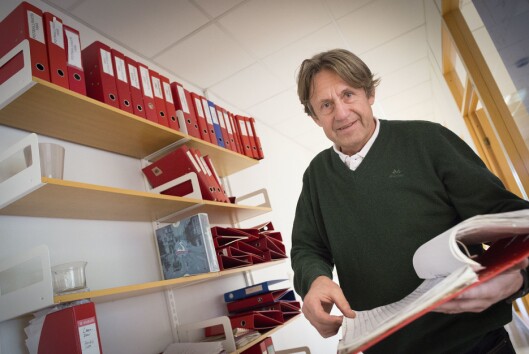 Sportsjournalist Knut Befring i Oppland Arbeiderblad, sammen med sitt arkiv av notater på lokale sportsaktører. Sportsjournalist Knut Befring i Oppland Arbeiderblad, sammen med sitt arkiv av notater på lokale sportsaktører.