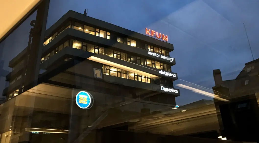 Dagsavisens kontorer sett fra Medier24 i Grensen en søndag kveld. Dagsavisens kontorer sett fra Medier24 i Grensen en søndag kveld.