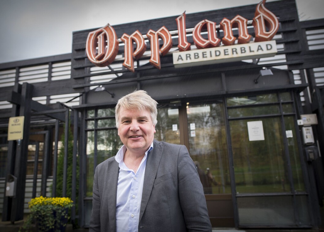 Sjefredaktør Erik H. Sønstelie i Oppland Arbeiderblad. Her utenfor sine lokaler i Gjøvik. Sjefredaktør Erik H. Sønstelie i Oppland Arbeiderblad. Her utenfor sine lokaler i Gjøvik.