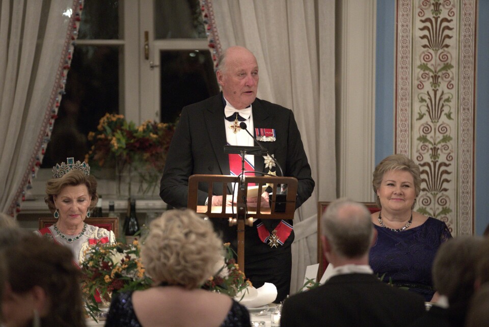 Kong Harald  holder tale under den tradisjonsrike stortingsmiddagen på Slottet torsdag kveld. Kongefamilien er vertskap. Dronnin Sonja og statsminister Erna Solberg og kronprinsesse Mette-Marit lytter.
