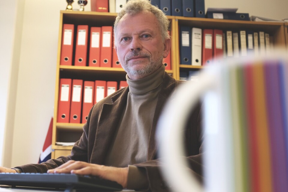 Lovdata-direktøren poserer gjerne med sin favorittkopp Lovdata-direktøren poserer gjerne med sin favorittkopp
