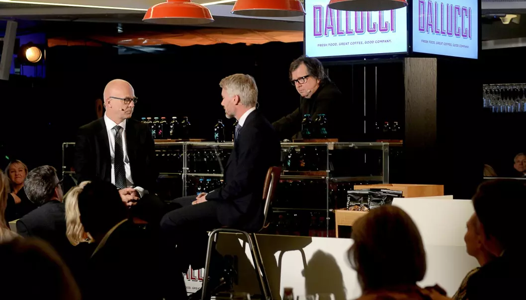 PAUSEUNDERHOLDNING: Kringkastingssjef Thor Gjermund Eriksen møter TV 2-sjef Olav Sandnes til «barprat» med Finn Tokvam.