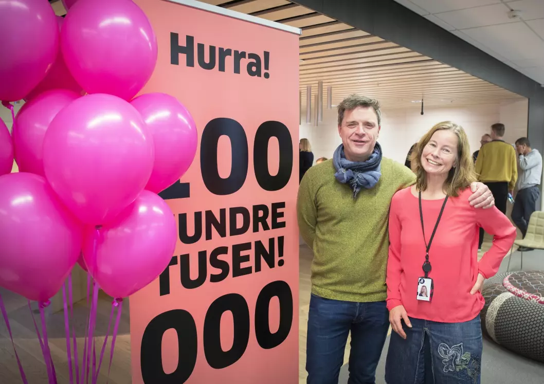 Sjefredaktør Espen Egil Hansen og sjef Kristina Stamnes for lesermarked i Aftenposten jubler for 100.000 heldigitale abonnenter.