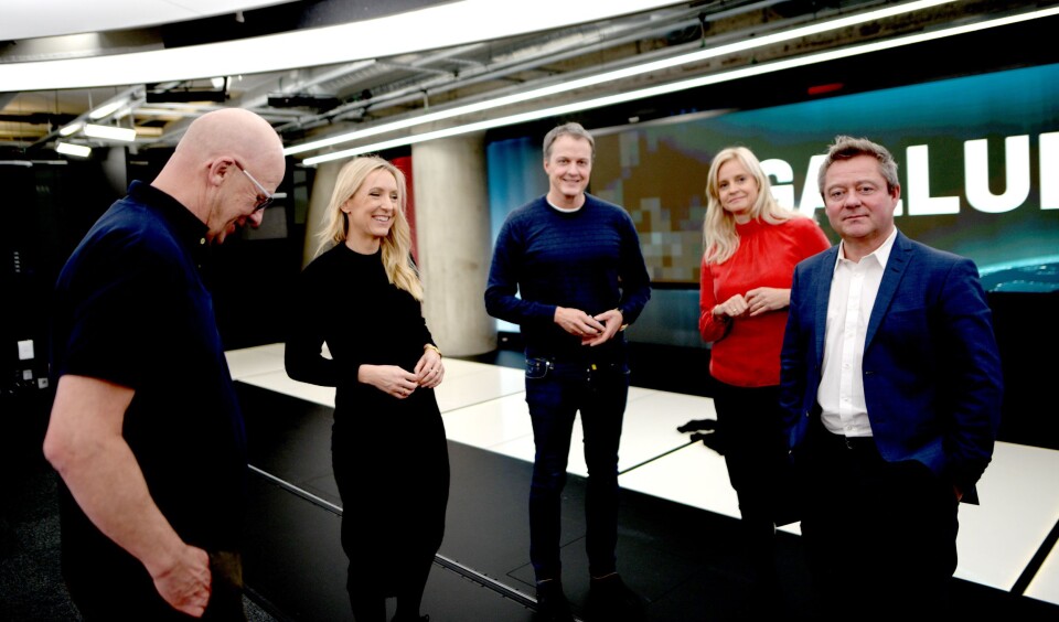 TV 2-profiler i nytt studio i Bergen. Nyhetsredaktør Karianne Solbrække i rød genser. TV 2-profiler i nytt studio i Bergen. Nyhetsredaktør Karianne Solbrække i rød genser.