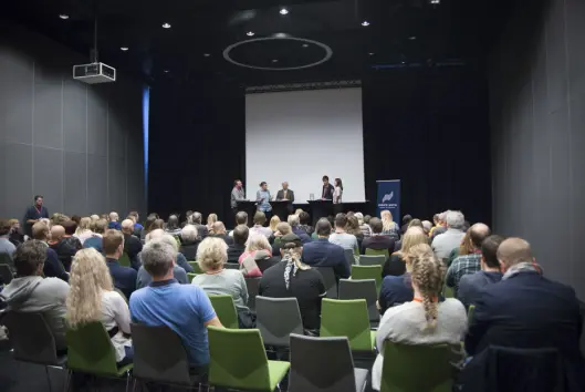 Svært mange journalister og redaktører ville høre debatten om olje og journalistikk. Svært mange journalister og redaktører ville høre debatten om olje og journalistikk.